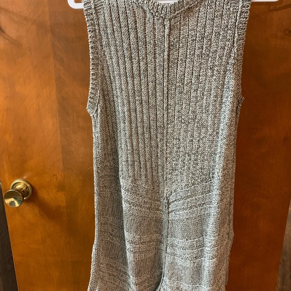 Sparrow Sleeveless Chunky Sweater - Picture 3 of 5